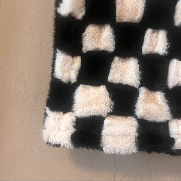 🌀🏷️🆕🎉 totw • black & white checkered fluffy tote bag - Picture 5 of 12